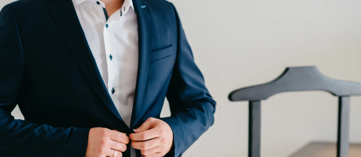 white buttons vs colored buttons dress shirt style